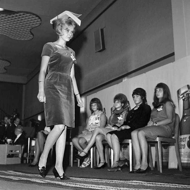 One of the 54 candidates for the Elmer Girl election covered a short distance with a telephone book on her head during the preliminary round in 1964 in the Kongresshaus in Zurich without it falling off.  This was one of the tasks on which the women were judged by a jury.