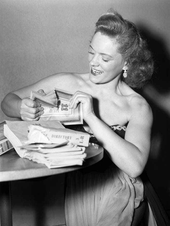 The London artist and model Joan Rhodes demonstrates in Zurich in 1952 how she can tear up 1000-page telephone directories with the greatest of ease.