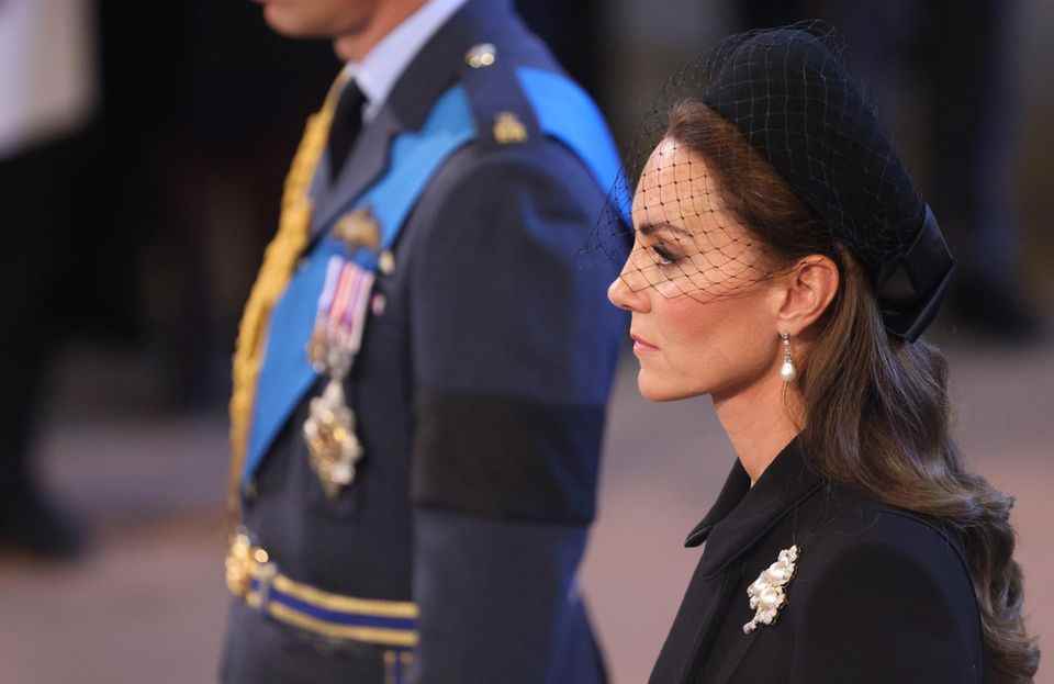 Duchess Catherine wears a Queen Elizabeth pearl brooch