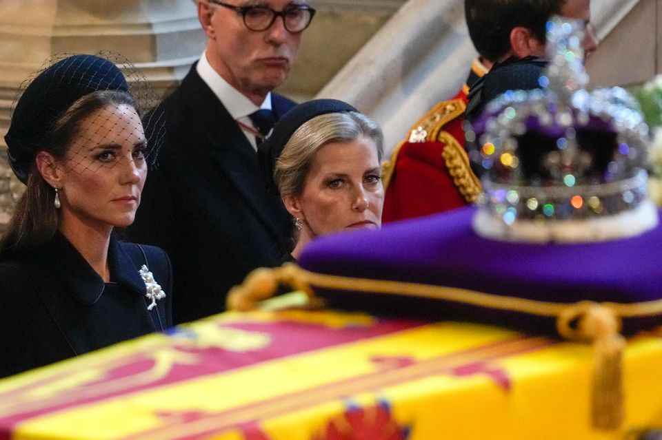 Duchess Catherine and Countess Sophie look at the mourning for Queen Elizabeth impressively.