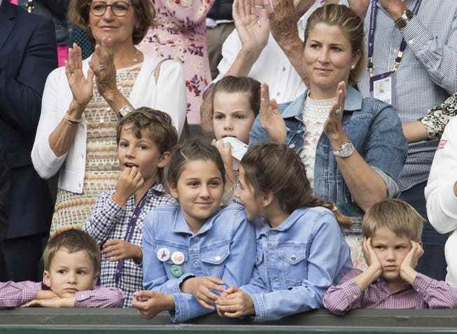 Mirka Federer and her four children (front row) watch Papa Roger at the Wimbledon tournament in 2019. 