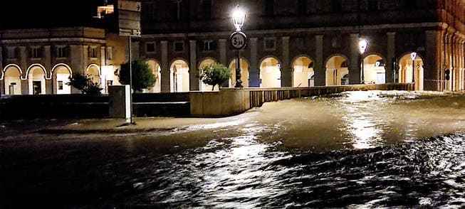 In no time the masses of water flooded the streets of Senigallia. 