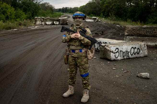 A Ukrainian soldier stands at a checkpoint near Izyum. 