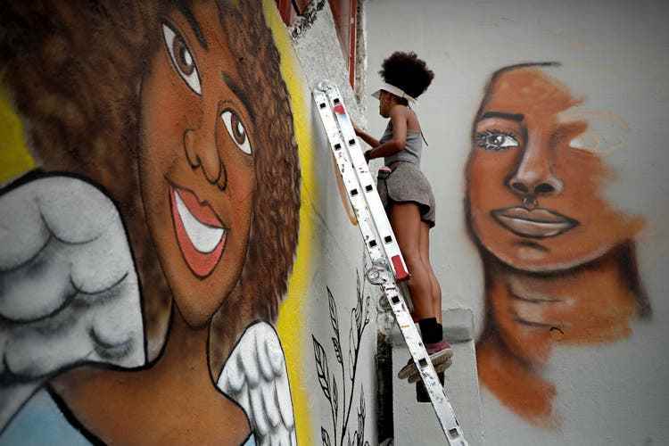 Eine Künstlerin malt ein Bild von Marielle Franco an eine Häuserwand von São Paulo. Die Stadträtin, die sich immer stark gegen Rassismus eingesetzt hatte, wurde ermordet.