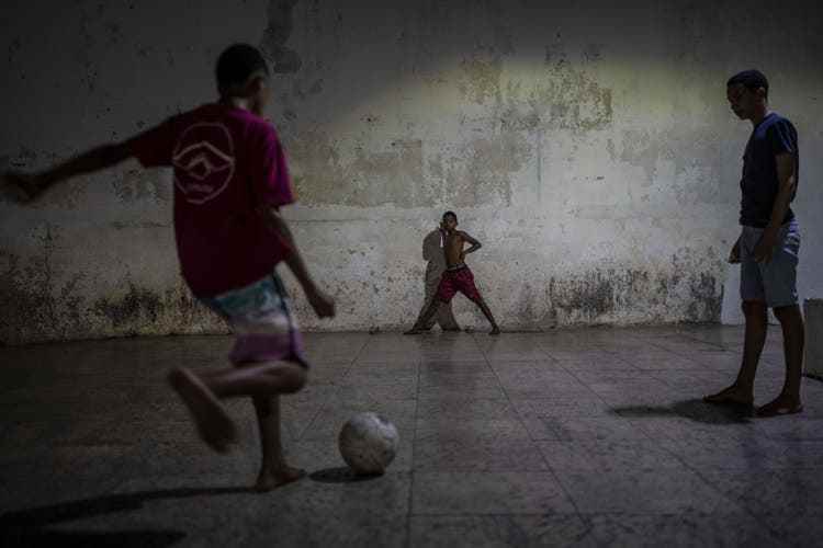 In der Altstadt von Salvador spielen Kinder Fussball.