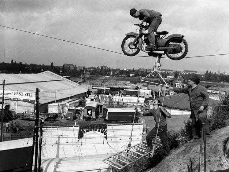 Berlin copy of the Bavarian festival: the Zugspitz trotters on the tightrope with a motorcycle at the Oktoberfest in Berlin in 1965. The first Berlin Oktoberfest was held in 1949.