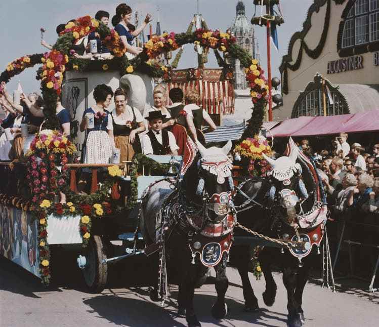 The parade of Oktoberfest innkeepers at the opening of the Oktoberfest in 1960.