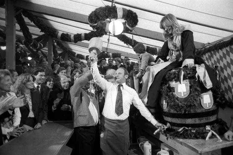   Mayor Erich Kiesl in 1979 at the traditional tapping of the barrel
