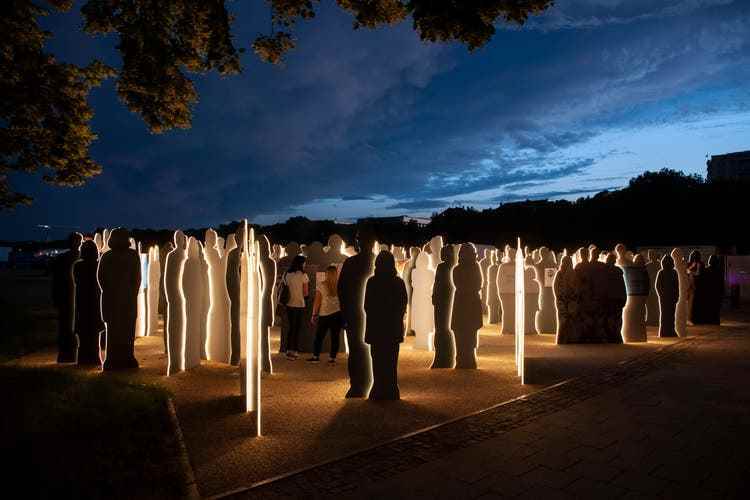 In a right-wing extremist terrorist attack in 1980, 13 people were killed and more than 200 injured at the Oktoberfest.  The illuminated life-size silhouettes commemorate the victims. 
