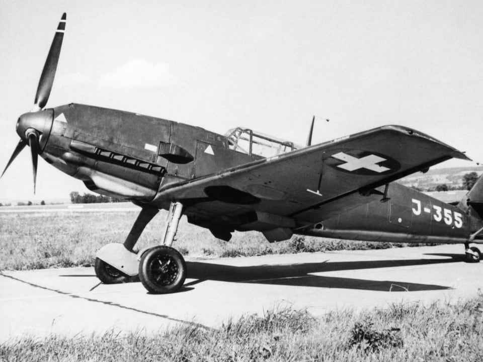 Eine Messerschmitt BF 109-E der Schweizer Luftwaffe steht waehrend des Zweiten Weltkriegs auf einem Schweizer Flugplatz