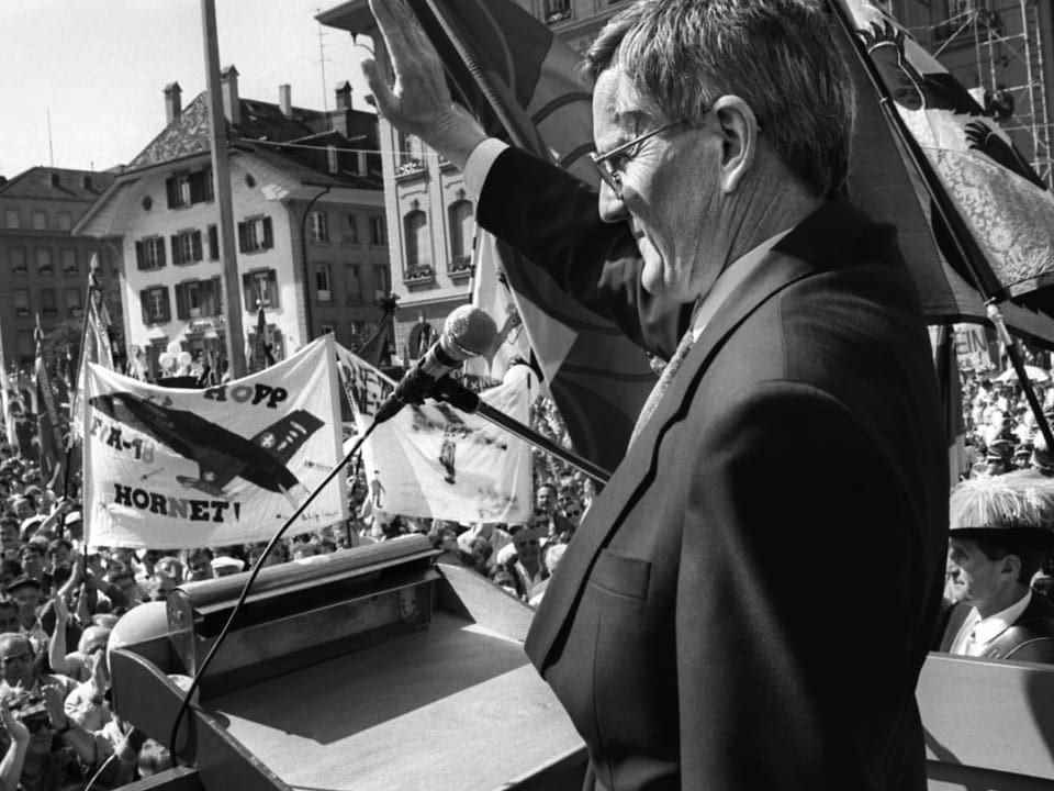 Kaspar Villiger im Mai 1993 vor Armeeunterstützern auf dem Bundesplatz.