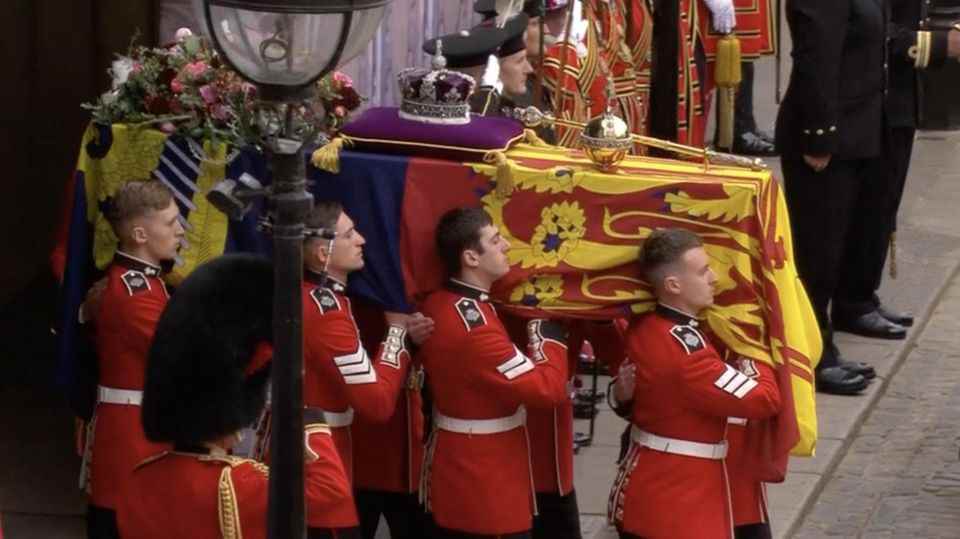 Der Sarg der Queen verlässt Westminster Hall