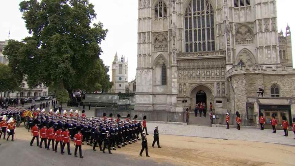The funeral procession stops in front of Westminster Abbey.