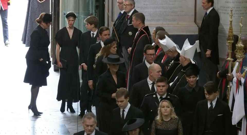 Royal Family kommt in der Abbey an