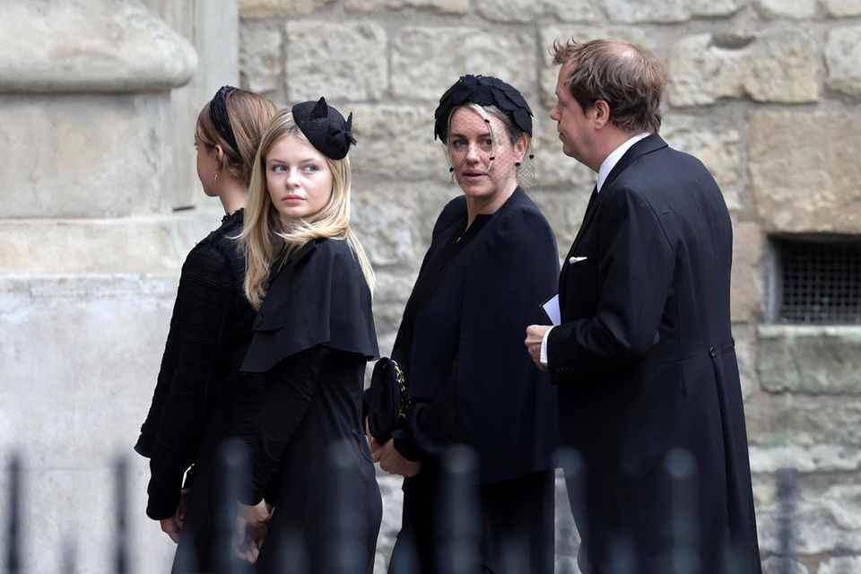 Die Familie von Königin Camilla kommt in der Westminster Abbey an.