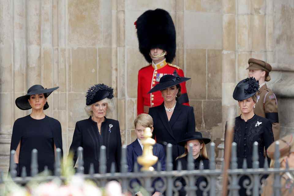 Herzogin Meghan, Königin Camilla, Prinz George, Catherine, Princess of Wales, Prinzessin Charlotte und Gräfin Sophie von Wessex