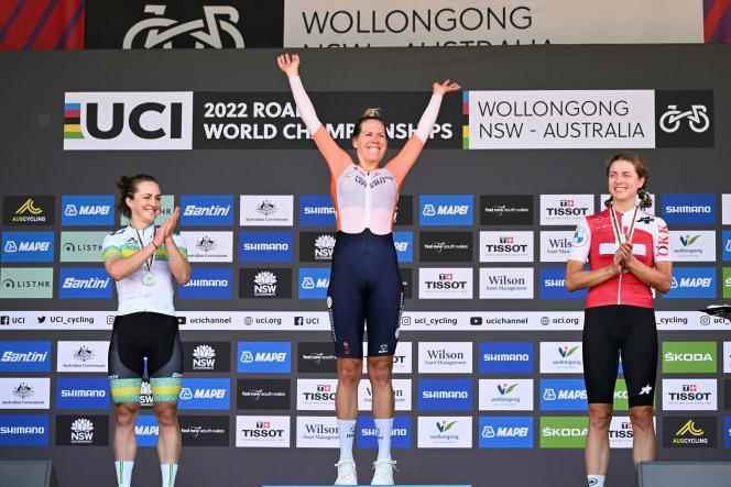 Australian Grace Brown, Dutch Ellen van Dijk and Swiss Marlen Reusser on the podium of the World Cycling Championships, September 18, 2022.