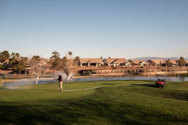 Der Golfplatz Desser Willow am Stadtrand von Las Vegas wird gewässert. 