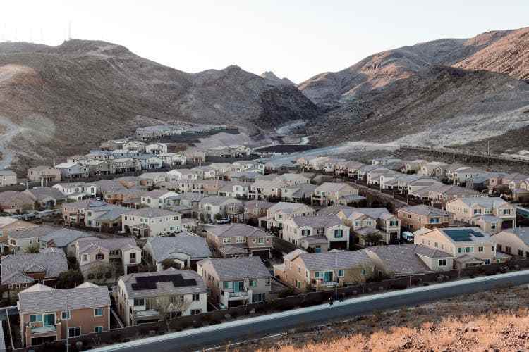 Eine Neubausiedlung am Stadtrand von Henderson, unweit von Las Vegas; seine Einwohnerzahl ist seit 2010 um knapp 40 Prozent gewachsen