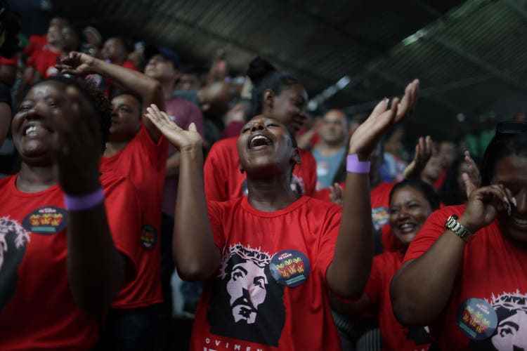 Jugendliche der Bewegung Jesus der Erlöser (Movimento Jesus Libertador) feiern Ex-Präsident Lula da Silva in São Gonçalo.
