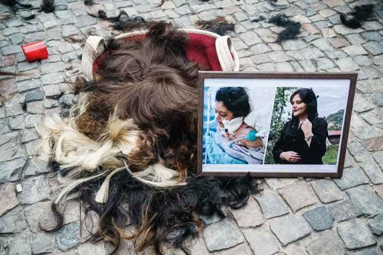 At a rally in Berlin, women cut their hair - a sign of protest against the Iranian regime.  The photograph on the left shows Mahsa Amini in the condition in which she was admitted to the hospital. 