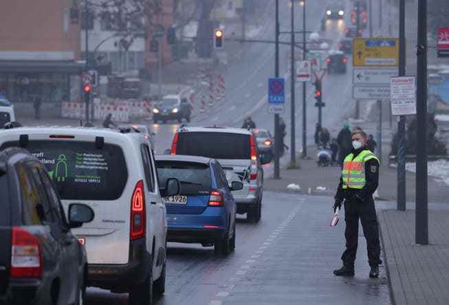 Auch mit Deutschland wollen sich Österreich und die Schweiz absprechen. Im Bild: Ein Grenzpolizist in Frankfurt an der Oder kontrolliert Fahrzeuge aus Polen. 
