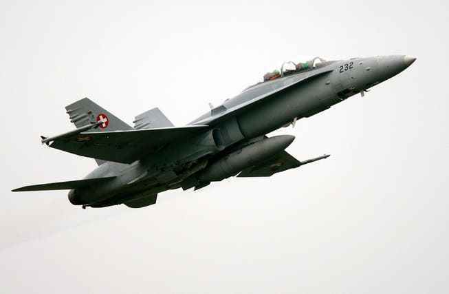 Zwei F/A-18-Kampfjets begleiteten ein niederländisches Flugzeug ohne Funk im Schweizer Luftraum nach Italien.