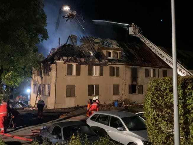 Ein mehrstündiger Einsatz der Feuerwehr in Thalwil verhinderte, dass das Feuer auf die anliegenden Gebäude übergriff. Das Mehrfamilienhaus erleidet aber einen erheblichen Schaden.