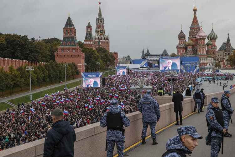 In front of the Kremlin, Russians celebrate Putin's annexation of parts of Ukraine. 