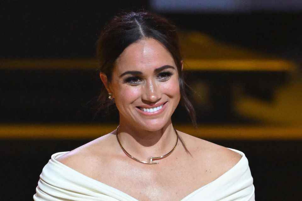 At the opening ceremony of the Invictus Games, Duchess Meghan not only gets a lot of attention because of her moving speech in honor of husband and initiator Prince Harry - her special outfit also draws everyone's attention to the 40-year-old.  She wears a white Khaite off the shoulder top with black pants.  The special thing: Her look is reminiscent of one of the last shots of her late mother-in-law, Lady Diana...