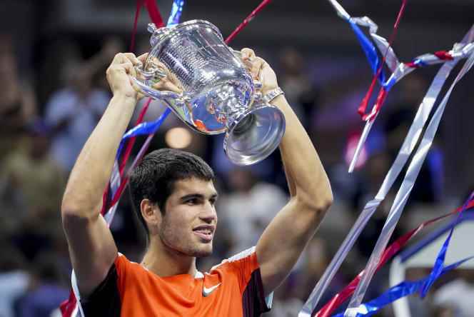 Carlos Alcaraz lifts the US Open winner's cup after his victory over Casper Ruud, in the final, on September 11, 2022, in New York.