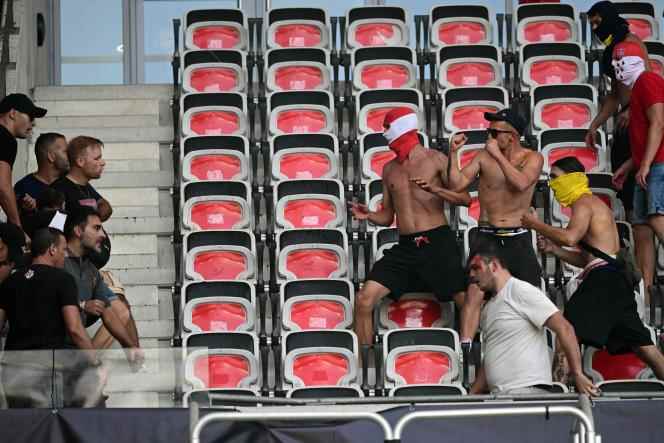 During the clashes between Nice ultras (left) and Cologne ultras (right), at the Allianz Arena in Nice, September 8, 2022. 
