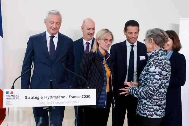Elisabeth Borne, Prime Minister, accompanied by ministers Bruno Le Maire, Agnes Pannier-Runacher, Roland Lescure and Laurence Boone and Laurent Favre, CEO of Plastic Omnium, in Venette (Oise), September 28, 2022.