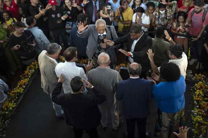 Former Brazilian President Luiz Inacio Lula da Silva (back, center) prays with evangelical pastors in Sao Gonçalo on September 9.