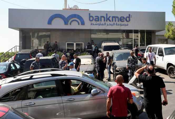 Members of the police and the army stand guard outside a branch of the Bankmed bank, in the city of Chehime (Lebanon), on September 16, 2022.