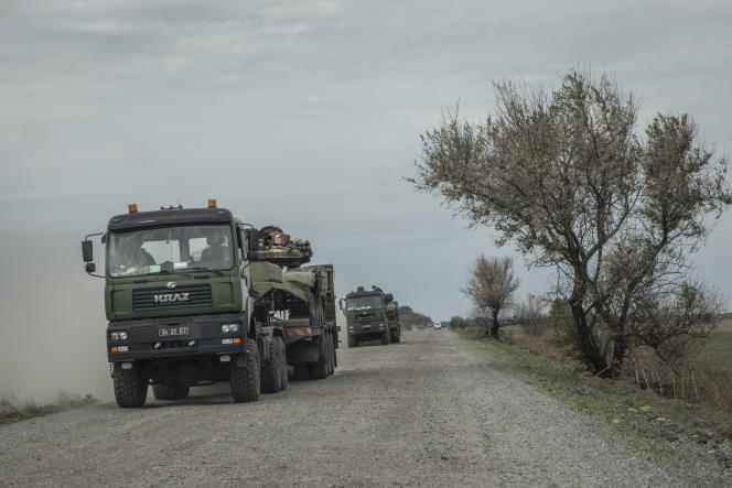 Tanks transported by trucks to the Ukrainian fronts, on a road towards Kherson.  Here in Mykolaiv (Ukraine), September 3, 2022.