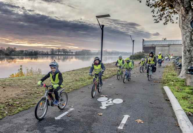 The Mâcon Vélo en Ville association is experimenting with the vélobus, a school bus service by bicycle supervised by volunteers or parents, on November 25, 2019.