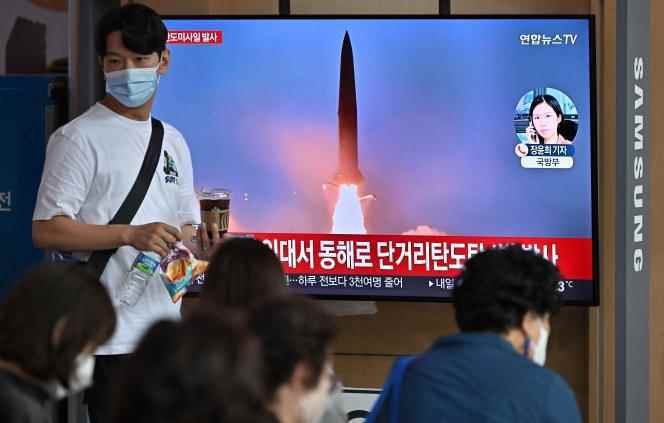 A news program shows archival footage of a North Korean missile test at a train station in Seoul, September 25, 2022.