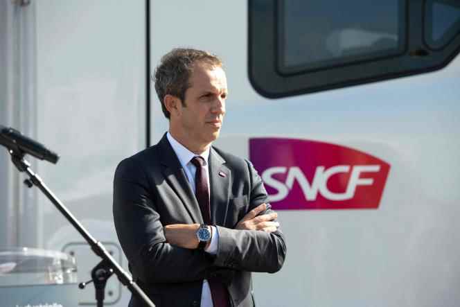 Christophe Fanichet, CEO of SNCF Voyageurs, on September 9, on the Alstom site in La Rochelle in front of the new TGV.