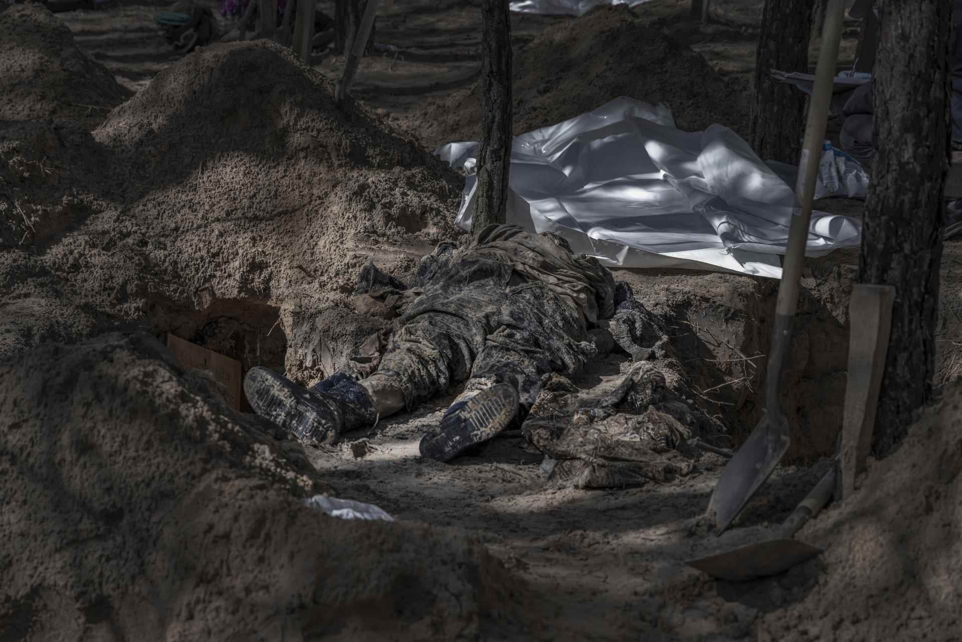 Kharkiv police investigators exhume more than 400 bodies summarily buried in the outskirts of Izium, Ukraine, during the Russian occupation, September 17, 2022.