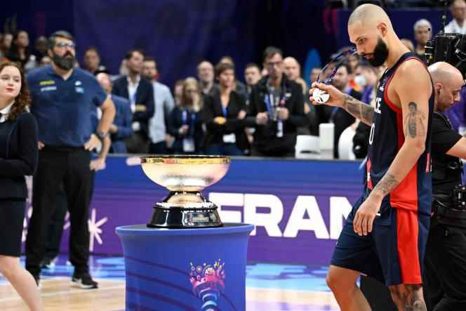 The disappointment of the French captain, Evan Fournier, after the defeat of the Blues against Spain, in the final of the Euro, Sunday September 18, 2022, in Berlin.