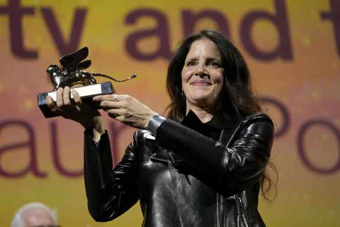 Documentary filmmaker Laura Poitras won the Mostra's Golden Lion on Saturday for a film that highlights the journey of photographer Nan Goldin, a figure in the New York underground, and her fight against opiates in the United States.  In Venice, September 10, 2022.