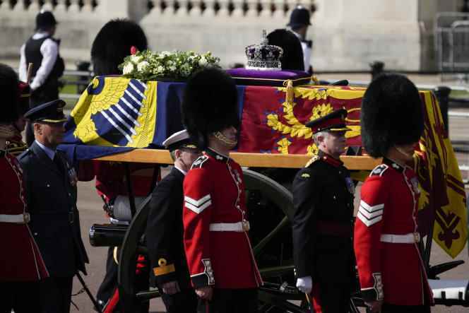The coffin of Queen Elizabeth II leaves Buckgham Palace to reach the Palace of Westminster where the British can pay their last respects before her funeral on September 19, 2022. 