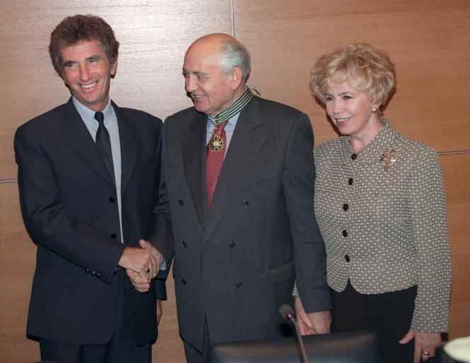 Jack Lang, then chairman of the National Assembly's Foreign Affairs Committee, with Mikhail Gorbachev and his wife, Raissa, on September 29, 1997, in Paris.