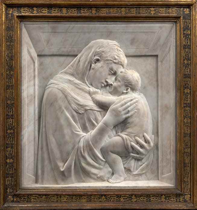 Donatello: «Mary with the Child (Pazzi-Madonna)», ca. 1422, marble.