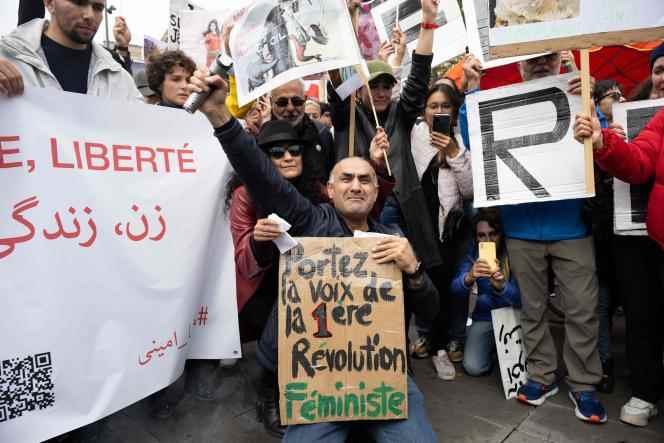 In several cities around the world, like here in Paris, demonstrators gathered to denounce the death of Iranian Mahsa Amini, arrested on September 13 in Tehran for “inappropriate attire” by the morality police.