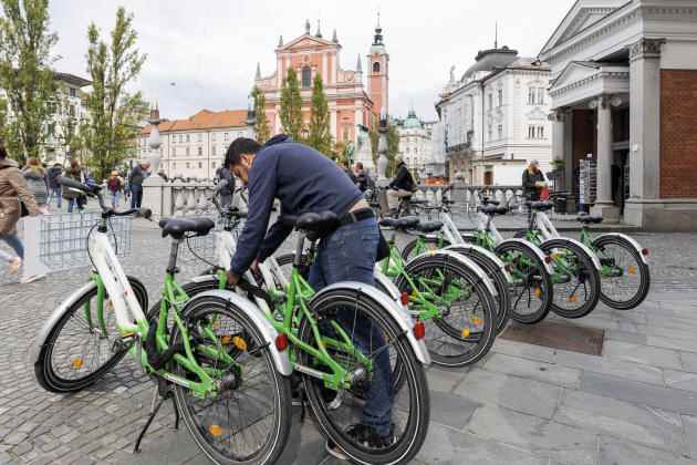 Un homme emprunte un vélo à l’office du tourisme de Ljubljana. La ville dispose également d’un réseau de location de vélos en libre-service, appelé BicikeLJ. Ljubljana, le 24 septembre 2022.