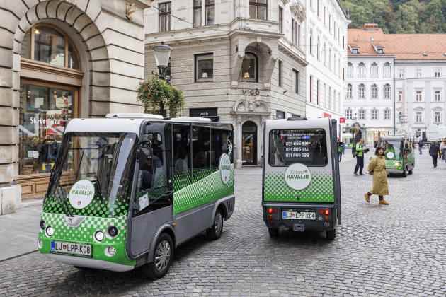Des véhicules électriques, baptisés kavalir, dans le centre-ville de Ljubljana, le 24 septembre 2022.
Les personnes à faible mobilité peuvent ainsi accéder à toute la zone piétonne de Ljubljana gratuitement.