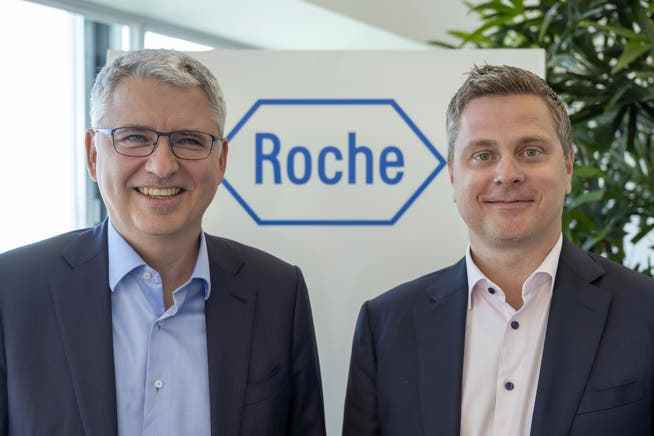 Severin Schwan (links), CEO und zukünftiger Verwaltungsratspräsident von Roche, mit Thomas Schinecker, momentan noch CEO von Roche Diagnostics.