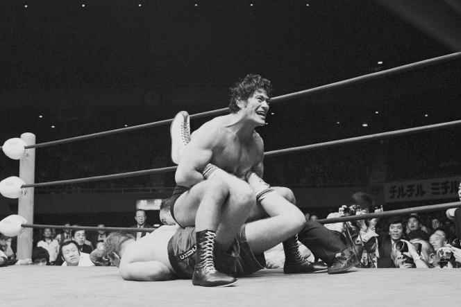 Antonio Inoki squeezes the leg of American boxer Chuck Wepner, known as 